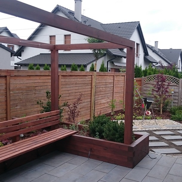 Pergola połączona z donicą i ławką.