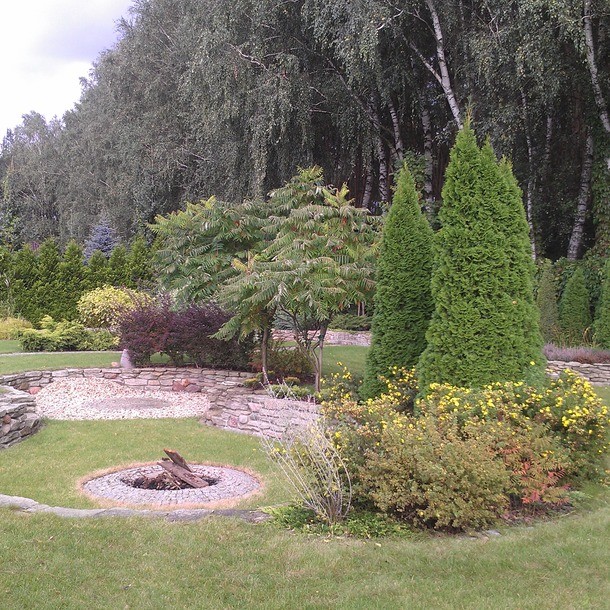 Wgłębnik z płyt granitowych, w nim miejsce na ognisko i grila.